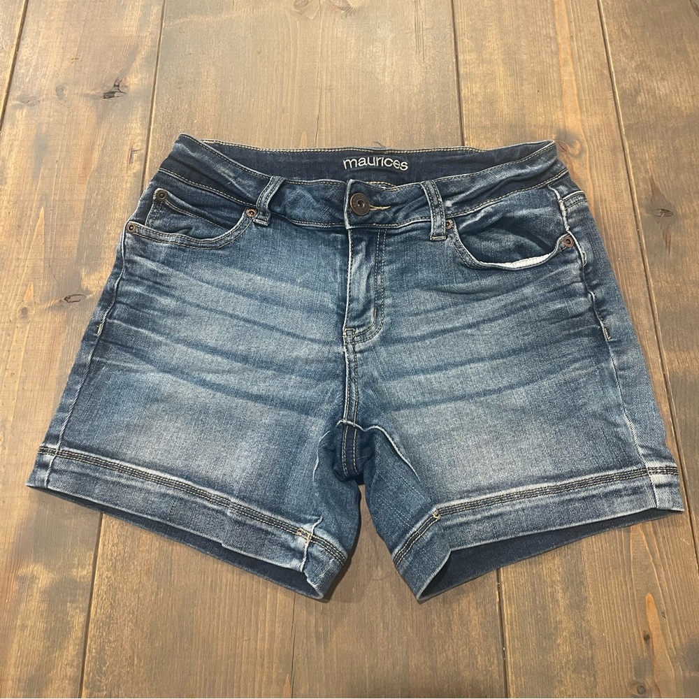 Maurices Women’s Juniors Blue Denim Jean Short Cotton Blend Size: 3/4